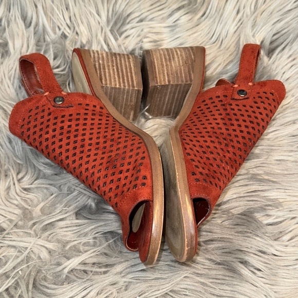 EUC Marc Fisher Sasha Faux Suede Eyelet Sandal Block Heel Open Toe Size 8.5 - Picture 4 of 9